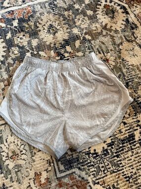 Nike Women's Light Gray Patterned Athletic Shorts
